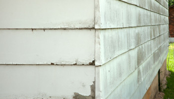 Home that needs a siding replacement.